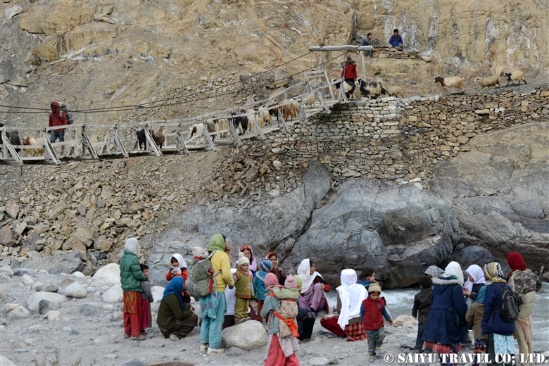 Shimshal in Autumn – At the suspension bridge on the Shimshal River/Autumn Kuch 4